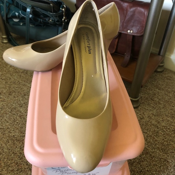 9.5 W Classic Nude Patent Leather Pump - Picture 1 of 4
